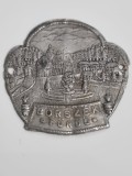 Insigna metalica pentru bat de drumetie &ndash; BORSZEK FURDO (Borsec Baie) &ndash; piesa vintage rara, relief turistic