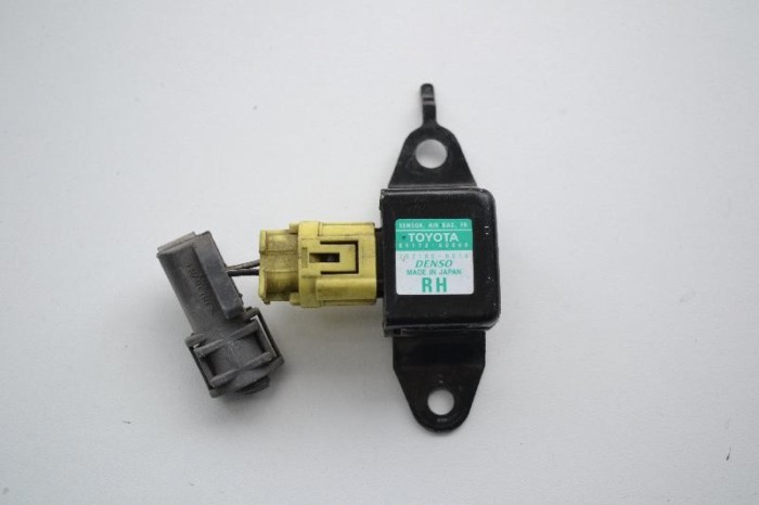 Senzor de impact dreapta față TOYOTA LAND CRUISER 100 _J1_ 2005 OEM: 89173-60060 2347585