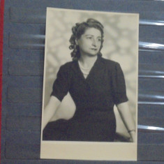 PORTRET FEMEIE IN ROCHIE NEAGRA - 1942 - COLOR STUDIO, BUCURESTI - DEDICATIE PE
