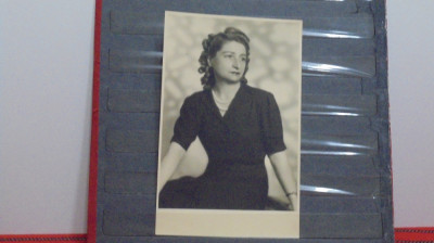 PORTRET FEMEIE IN ROCHIE NEAGRA - 1942 - COLOR STUDIO, BUCURESTI - DEDICATIE PE foto