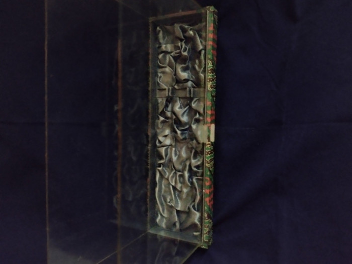 Veche cutie prezentare pereții sticla/postament matase