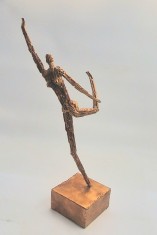 sculptura in metal FEMEIE DANSAND libertate culoare aurie H 43 cm brutalism arta moderna artist necunoscut