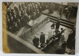 M.S . REGINA MARIA si PRINTUL REGENT NICOLAE , LA DESCHIDEREA ANULUI UNIVERSITAR , CLUJ , 1930, FOTOGRAFIE IN INTERIOR