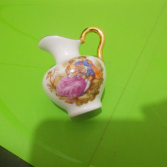 Miniatura din portelan LIMOGES FRANCE - vaza decorata cu SCENA FRAGONARD