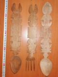 Cumpara ieftin LOT 3 TACAMURI LEMN SCULPTATE / LINGURI / FURCULITA -APROX 40 CM