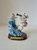 Statuetă Decorativă &bdquo;Micul Marinar și Delfinii&rdquo; &ndash; Tematică Marină (11 cm)