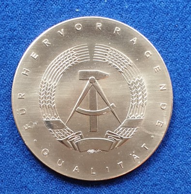 Medalia - FUR HERVORRAGENDE QUALITAT - medalie DDR - Germania democrata 1984 foto