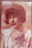 QW18 15 - Fotografie foarte veche - Fetita delicata cu trandafir - anii 1920, Alb-Negru, Romania 1900 - 1950, Portrete