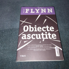 GILLIAN FLYNN - OBIECTE ASCUTITE