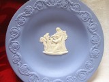 FARFURIE PORTELAN WEDGWOOD BLUE JASPERWARE ANGLIA DECOR SCENA MITOLOGICA 11 CM