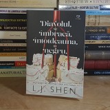 L.J. SHEN - DIAVOLUL SE IMBRACA INTOTDEAUNA IN NEGRU ( ROMAN ) , 2023 *