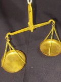 Balanta veche originala neintretinuta,cantar suspendat vintage din alama,decor balanta farmacie stantata Made in India