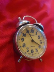 Ceas vechi de masa marca SLAVA per.Comunista,Made in USSR,LIPSA CHEITA DE INTORS se vinde ca defect pentru a fi reparat,de folosinta sau de colectie