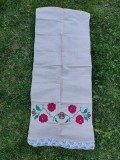 Prosop stergar vechi taranesc de canepa, brodat de mana model cu flori, 53cm latime x 122cm lungime