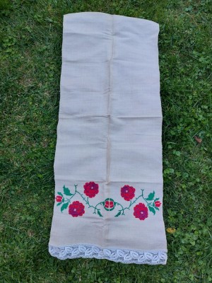Prosop stergar vechi taranesc de canepa, brodat de mana model cu flori, 53cm latime x 122cm lungime foto
