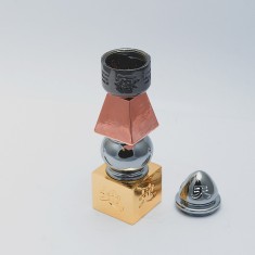 Pagoda celor cinci elemente din metal