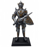 Statueta Cavaler Medieval cu Scut si Sabie 22.5 cm