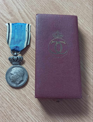 Medalia In Amintirea Regelui Carol 2, cls a 2-a, cu panglica originala si cutie foto