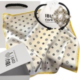 Cumpara ieftin Set cadou esarfa satin floral cu brosa