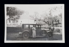 DOAMNA POZAND LANGA UN AUTOMOBIL DE EPOCA , IN GRADINA UNEI CASE , FOTOGRAFIE MONOCROMA, PE HARTIE LUCIOASA , FORMAT MIC , DATATA 1929 foto