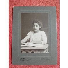 Fotografie tip CDV, fetita studiind, inceput de secol XX