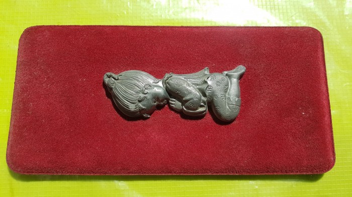 E789-Aplica Fetita rugandu-se din metalstaniu, pe catifea si musama spate.