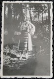 Fotografie, Tanara in costum national romanesc, perioada interbelica