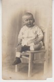 QW18 43 - Fotografie foarte veche - copil pe scaun - anii 1940, Alb-Negru, Portrete