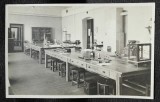 Fotografie tip carte postala, interior de laborator dintr-o scoala din Timisoara, perioada interbelica