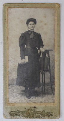 TANARA IN STUDIO , FOTO PRINZESS PORTRAIT , FOTOGRAFIE CABINET , CCA. 1900 foto