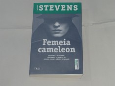 TAYLOR STEVENS - FEMEIA CAMELEON foto