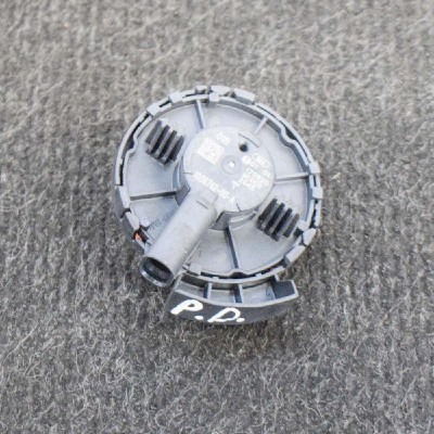Senzor de impact dreapta față TESLA MODEL 3 2018 OEM: 1036762-00-A 10835646 foto
