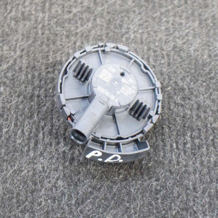 Senzor de impact dreapta față TESLA MODEL 3 2018 OEM: 1036762-00-A 10835646
