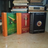PHILIP PULLMAN - MATERIILE INTUNECATE * 3 VOL. : LUMINILE NORDULUI + PUMNALUL TAINUIT + OCHEANUL DE AMBRA , 2014-2016 ( CARTONATE ) *