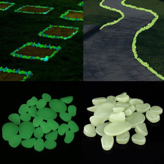 Pietricele fosforescente glow in the dark decorative, translucide care lumineaza verde foto