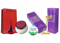 Set cadou pentru Ea, parfum de femei Love Potion insotit de crema corp, trandafir auriu din plastic suflat la baza cu aur si insigna Dactylion cu mesa