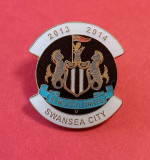 Insigna meci fotbal NEWCASTLE UNITED - SWANSEA CITY (Premier League 2013/2014)