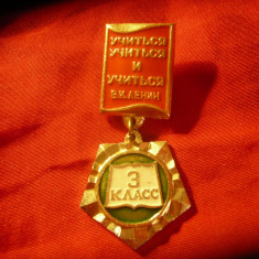 Insigna URSS - Clasa III Invatamant , metal si email , h=4,7cm