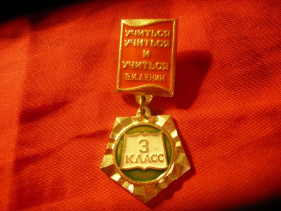 Insigna URSS - Clasa III Invatamant , metal si email , h=4,7cm foto