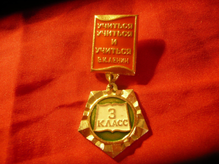 Insigna URSS - Clasa III Invatamant , metal si email , h=4,7cm