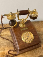 Telefon fix model Lyon in stil vintage, realizat din lemn și alamă. Are un design clasic inspirat de modelele din anii 1920