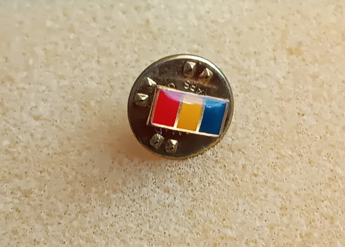 QW9 J 22 - insigna - steag - Romania - tricolorul - miniatura