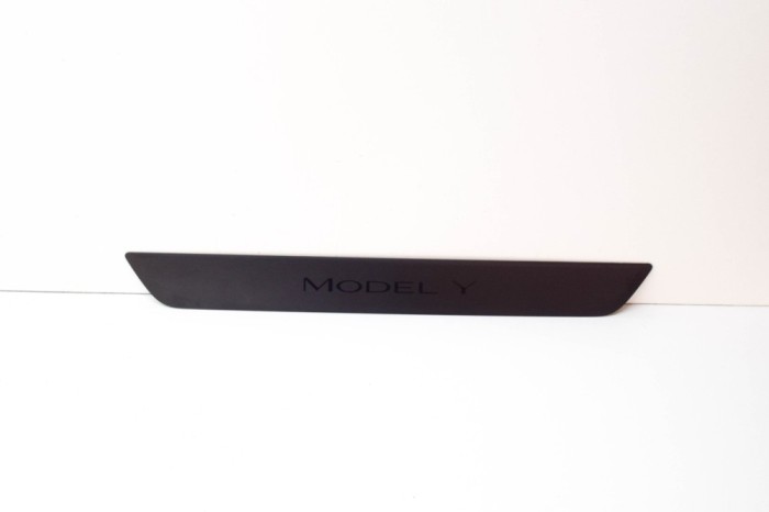 Ornament prag dreapta față TESLA MODEL Y 2022 OEM: 1494301-00-B 15154226