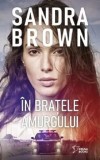 Cumpara ieftin In bratele amurgului/Sandra Brown