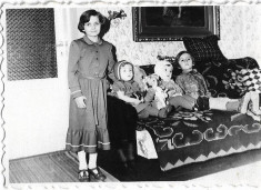 C423 Copii cu jucarii Romania comunista foto