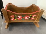 Frumos pătuț vechi,balansoar din lemn pentru păpuși,pictat manual,stare perfectă,de colecție/decor.