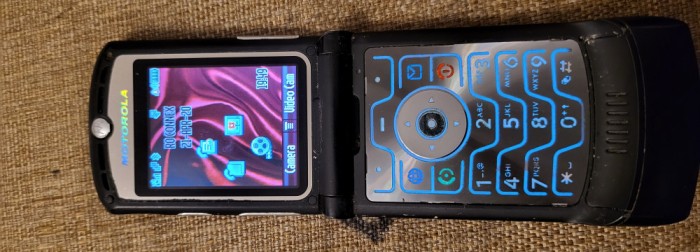 Telefon colectie Clapeta Motorola RAZR V3 Black/Rose liber retea Livrare gratuita!