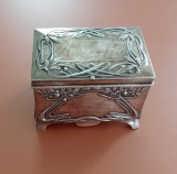 Cutie Moritz Hacker Art Nouveau cu capac din metal placat cu argint după 1901