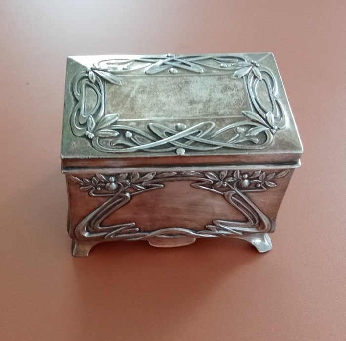 Cutie Moritz Hacker Art Nouveau cu capac din metal placat cu argint după 1901