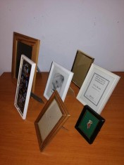 Lot 7 rame foto diverse pentru pictura goblen miniaturi din lemn metal diverse marimi cu sticla sistem agatare si picior